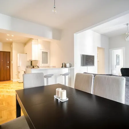 Lovely Sunlit 2 Bedroom 2 Bathroom Apartment *